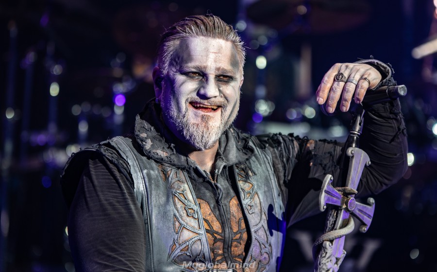 Robbie Williams Pays Tribute To Ozzy Osbourne With A Stunning Rendition Of Angels In Berlin Fan Video - 8disk5v